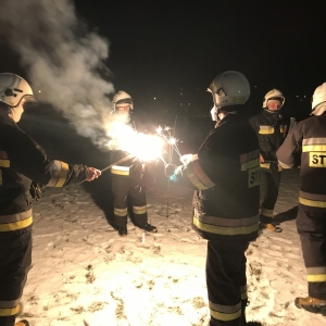 Grupa strażaków zapala zimne ognie.