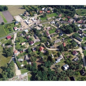 Na białej planszy zdjęcie wsi Spycimierz z lotu ptaka. Obok objaśnienie tekstowe.