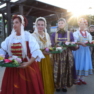 Wianki 2022 - impreza plenerowa nad rzeką Wartą w Uniejowie. Polsko- Saksoński Teatr Tańca i Pieśni "Most"