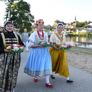 Wianki 2022 - impreza plenerowa nad rzeką Wartą w Uniejowie. Polsko Saksoński Teatr Tańca i Pieśni "Most".Obrzęd wiankowy.