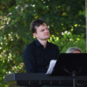 Spektakl słowno-muzyczny :Fryderyk Chopin - człowiek artysta". Scena przy zamku w Uniejowie.Piotr Szafraniec - pianista.