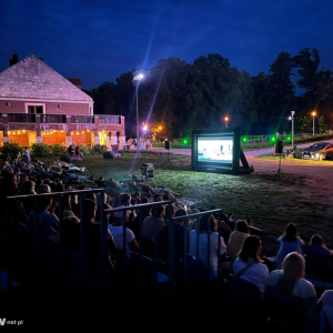 Letnie Kino Plenerowe w dniu 4 sierpnia 2023 r. Teren przy zamku w Uniejowie.