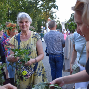 Wianki w Uniejowie nad rzeką Wartą w dniu 22 czerwca 2024r. Warsztaty plecenia wianków.