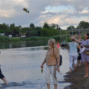 Wianki nad rzeką Warta w Uniejowie w dniu 22czerwca 2024 r. Impreza plenerowa - puszczanie wianków na wodę.