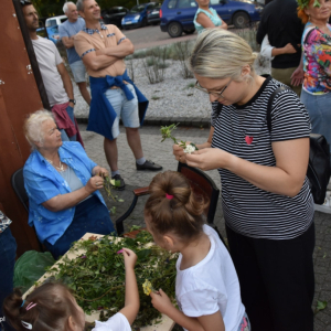 Wianki nad rzeką Wartą w Uniejowie w dniu 22 czerwca 2024 r. Warsztaty plecenia wianków.