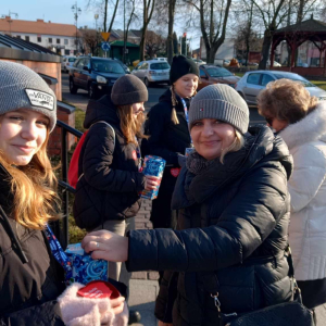 33  Gminny Finał WOŚP w Uniejowie  26 stycznia 2025 r. Wolontariusze w trakcie zbiórki w Uniejowie . Fot. z arch. MGOK